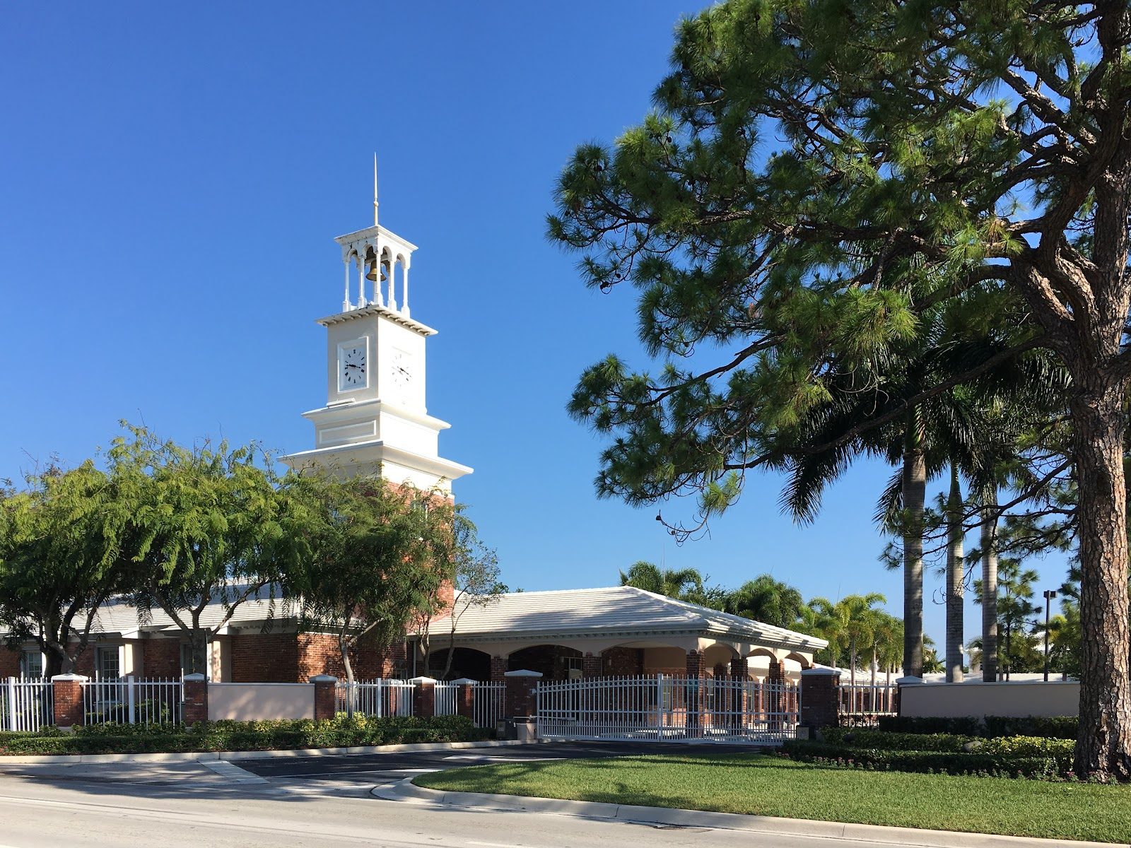Pine Crest School